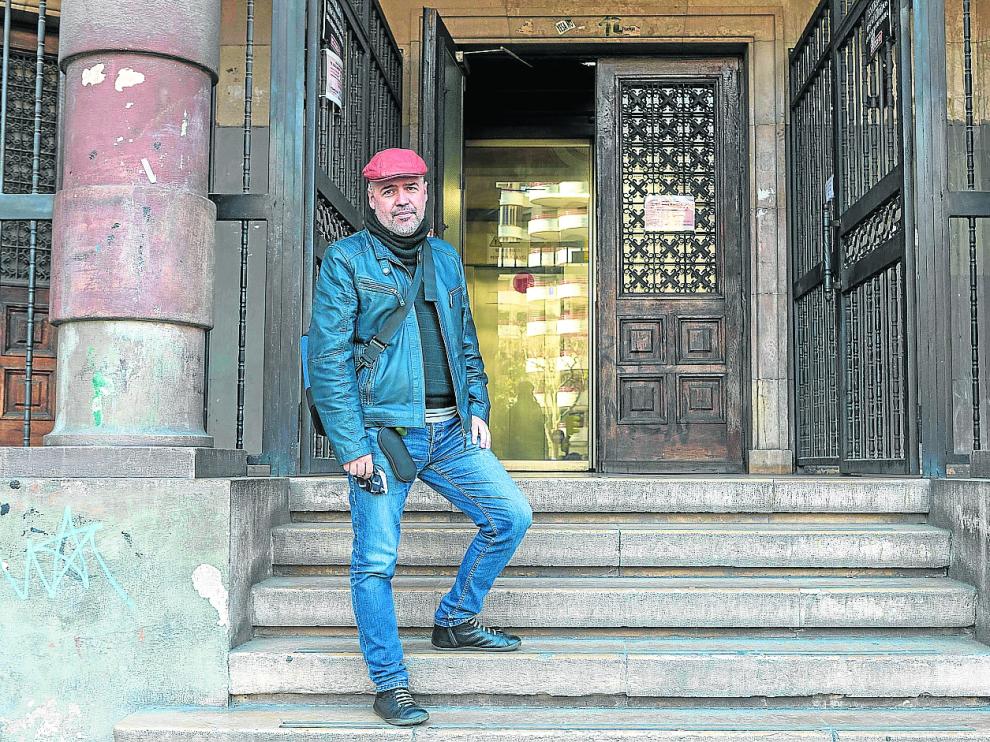 Unai Sordo, secretario general de Comisiones Obreras, en las puertas de la sede del sindicato en Zaragoza