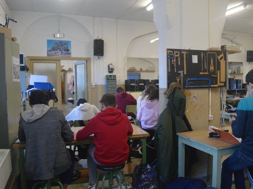La amypa del IES Ramón y Cajal de Huesca se queja de la falta de espacio en muchas aulas y en el propio centro.