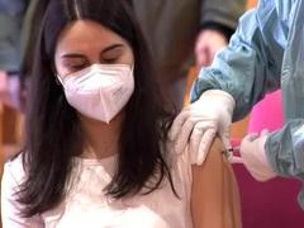 La Interterritorial de Sanidad va a actualizar el plan de vacunación, con la fórmula de AstraZeneca. La van a recibir trabajadores esenciales, como bomberos, policías, militares o docentes, menores de 55 años. Será una vez que se termine con los sanitarios de segunda fila. Simultáneamente, otros grupos recibirán los antídotos de Pfizer y Moderna.