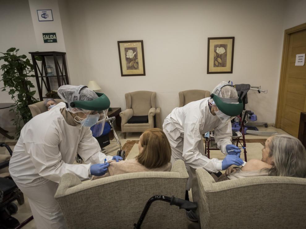 Los sanitarios suministran la primera dosis de las vacunas en la residencia Ballesol Puerta del Carmen.