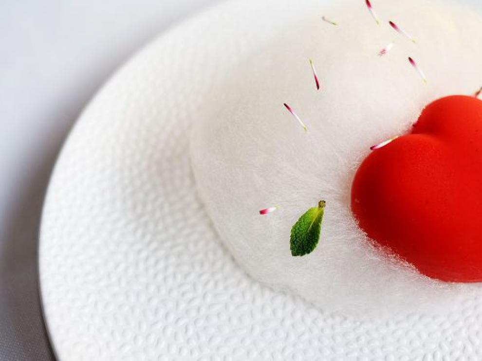 Corazón, mousse de yogur y pasión, el postre del menú de San Valentín del restaurante El Chalet.