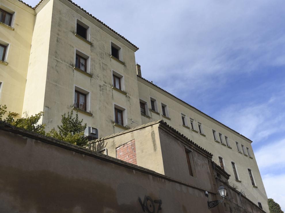 Fachada hacia la calle Desengaño de unos de los edificios modernos del Seminario de Huesca.