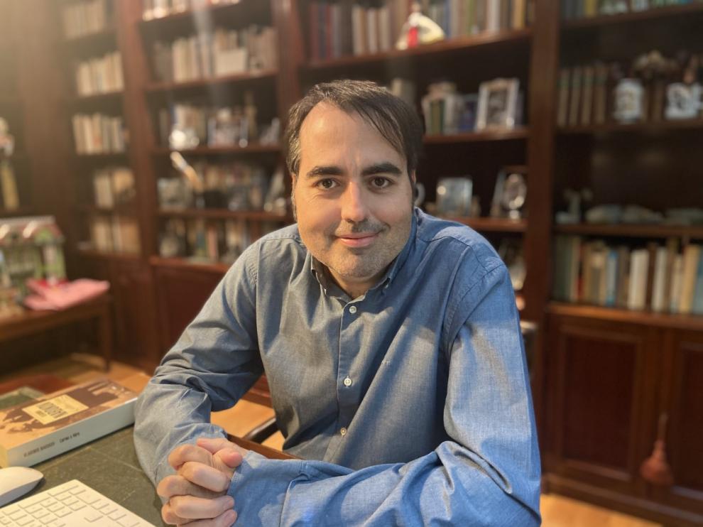 García Gil publica 'Serrat y los poetas'.