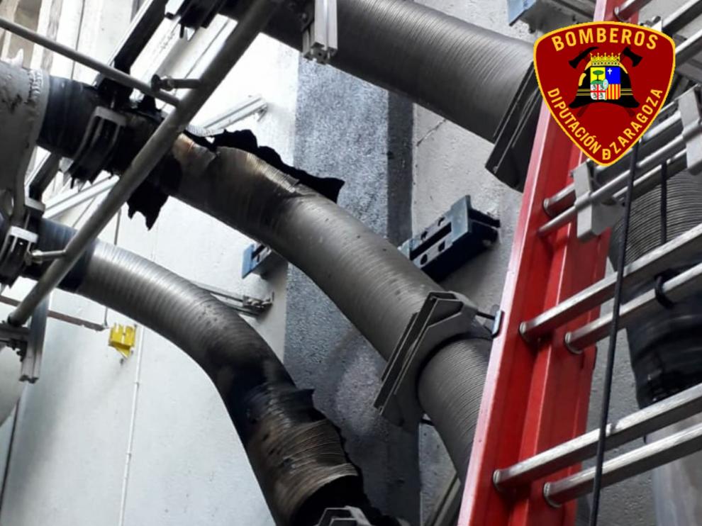 Incendio en la central hidroeléctrica de la presa del embalse de Mequinenza.