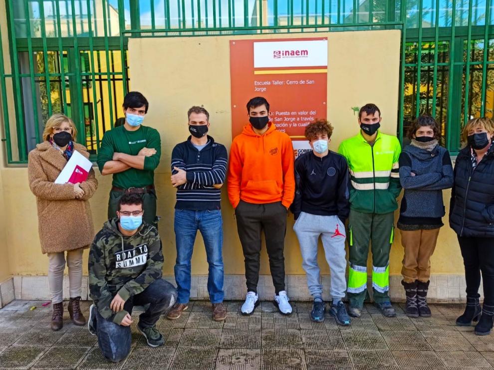 Algunos de los alumnos de la escuela-taller junto a los responsables municipales.