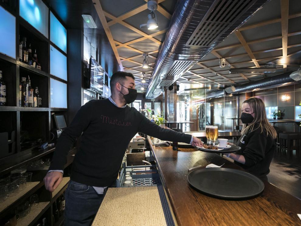 Adrián García y Sara Aznar, en la discoteca DaLuxe, reconvertida en cafetería por la covid
