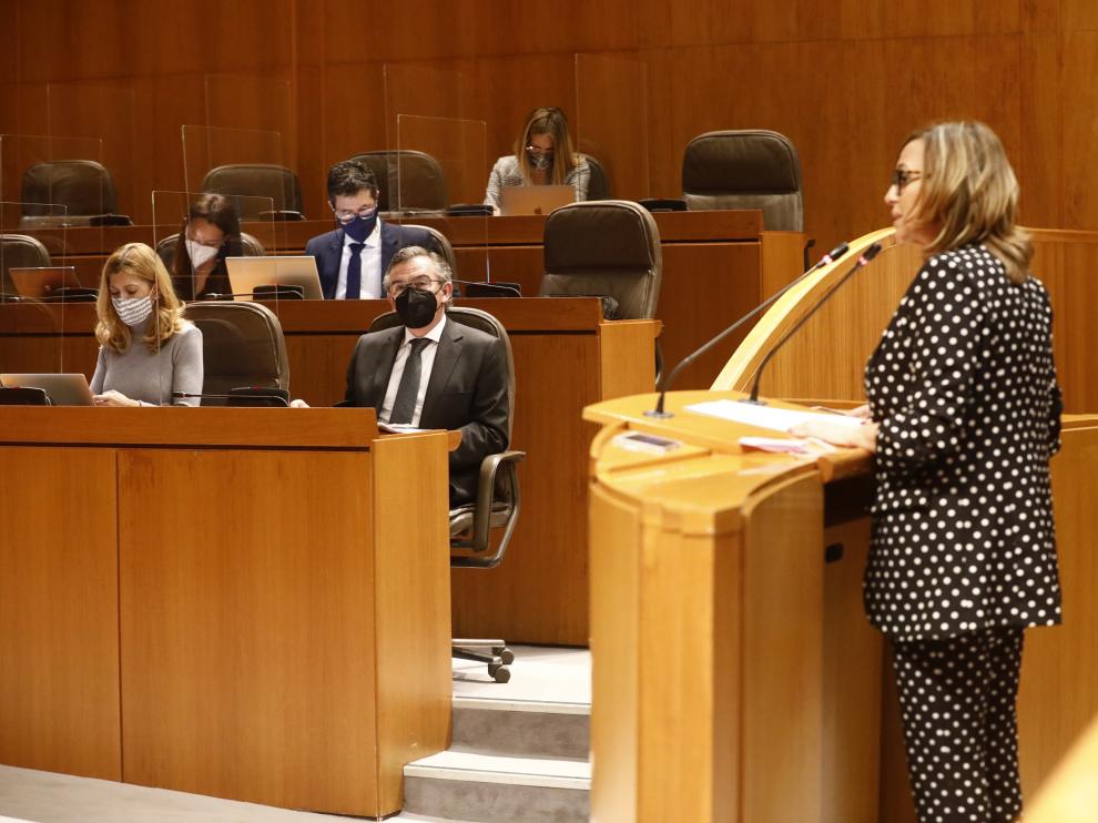 La consejera de Presidencia, Mayte Pérez, en su intervención en defensa de la ley de simplificación, este jueves, en el pleno de las Cortes de Aragón.