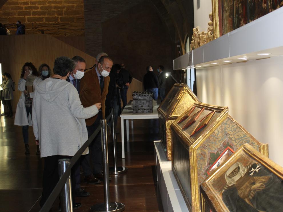 Recorrido del consejero Faci por la exposición de las obras de Sijena recuperadas