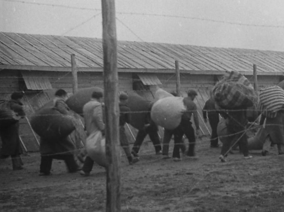 Refugiados españoles en el campo de Bram (Francia).