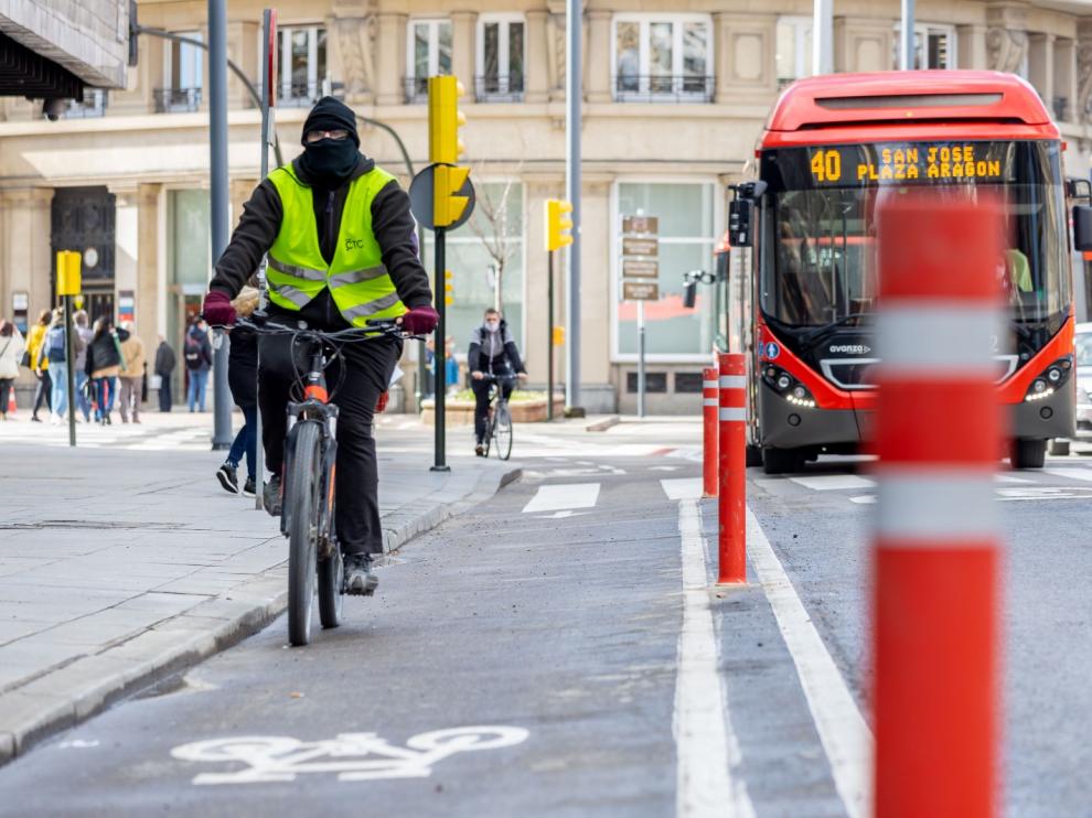 Una veintena de pivotes sustituyen a las ‘cucarachas’ del carril bici de Constitución