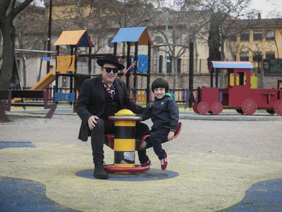 Cuti Vericad y Theo juegan sonrientes en el parque San Pablo río Ebro de Zaragoza el pasado viernes.