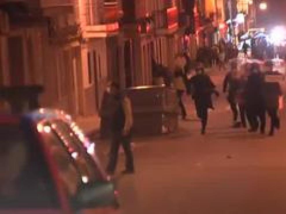 La localidad de Linares, en Jaén, ha vivido una noche de violencia y disturbios debido a las protestas ocasionadas por la agresión de dos agentes de la Policía Nacional que estaban fuera de servicio a un hombre y a su hija de 14 años en la terraza de un bar. Una noche de tensión que se ha saldado con al menos 13 detenidos, dos de ellos menores de edad, y un total de 19 policías heridos.