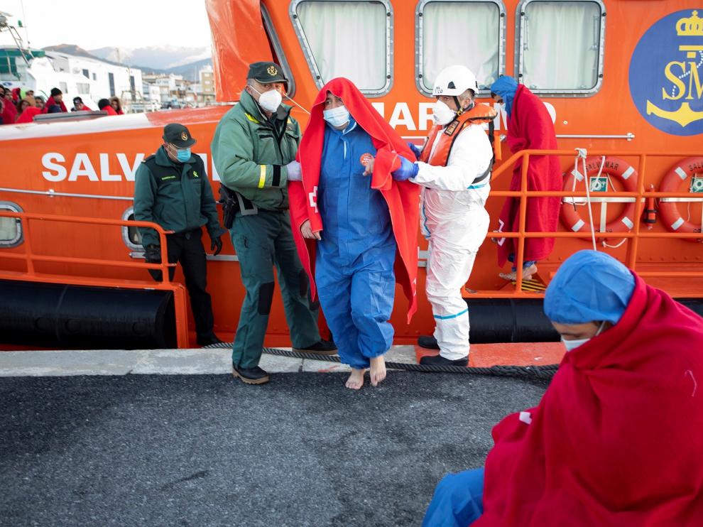 Rescatan en Granada a 46 migrantes de dos pateras con dos desaparecidos