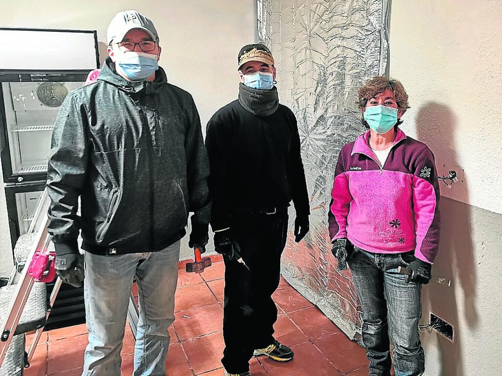 Adrián Ionut, Iván Segura y Merche Piedrafita trabajan desde ayer con la brigada de Canfranc.