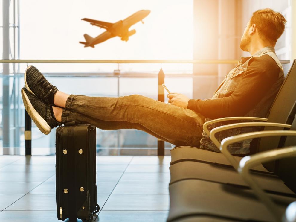 Foto de archivo de un joven esperando en un aeropuerto