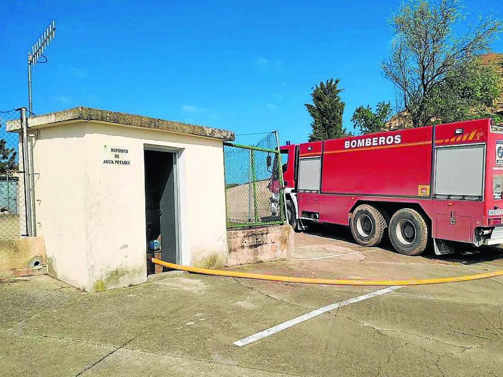 Los bomberos abastecieron a La Fresneda el pasado abril ante la contaminación de su capatación.