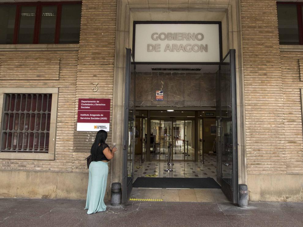 Entrada al edificio de los antiguos juzgados de la plaza del Pilar de Zaragoza. Toni Galán
