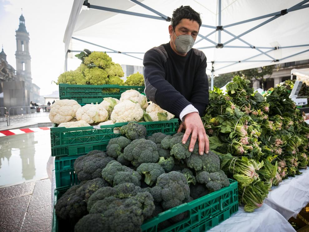 Manuel Morón, agricultor de Pina de Ebro que vende los sábados brócoli y otras verduras en el mercado agroecológico de Zaragoza.