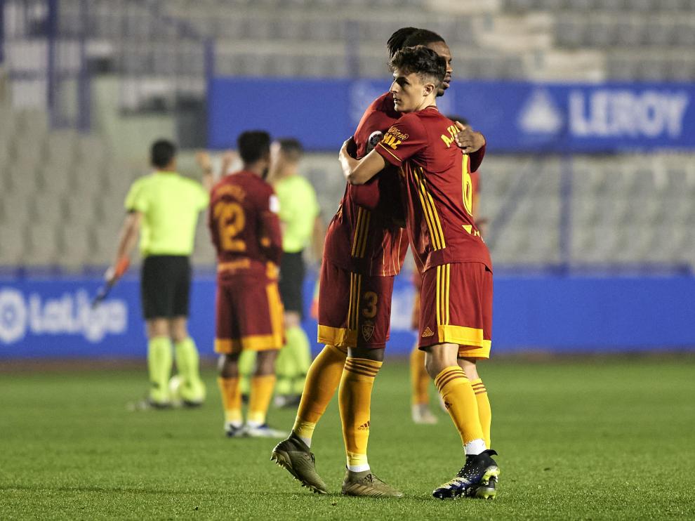 Jair y Alejandro Francés se funden en un abrazo en el partido del pasado viernes en Sabadell.