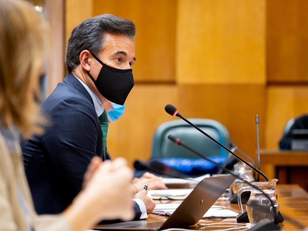 Víctor Serrano, este lunes en la comisión de Urbanismo del Ayuntamiento de Zaragoza.