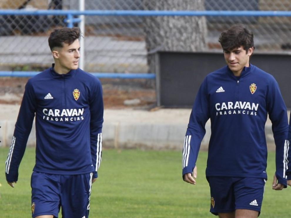 Alejandro Francés junto a Iván Azón en un entrenamiento del Real Zaragoza.