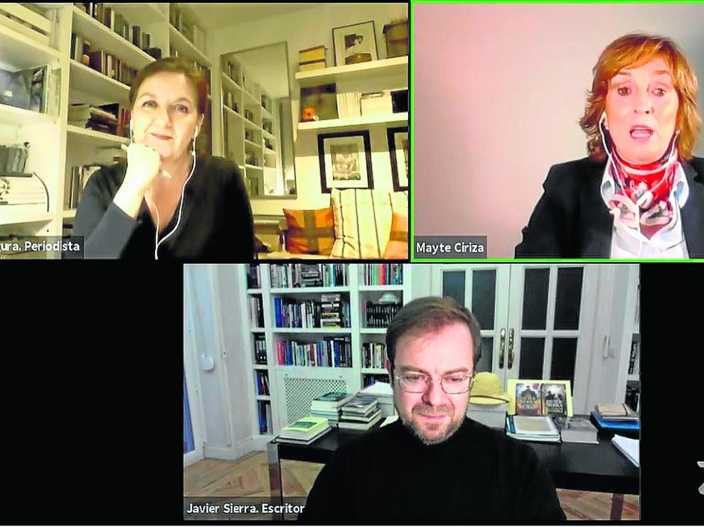 Ana Segura, Mayte Ciriza y Javier Sierra, durante la charla de ayer por la tarde.