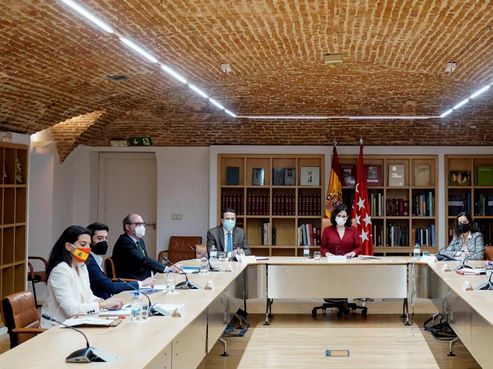 Ayuso se reúne con portavoces para estrategia de recuperación tras covid-19