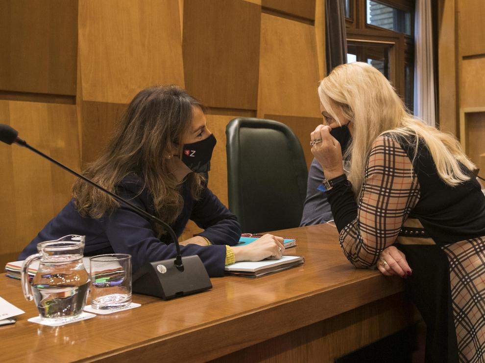 La concejal de Hacienda, María Navarro, y la socialista Ros Cihuelo al inicio de la comisión de este martes.