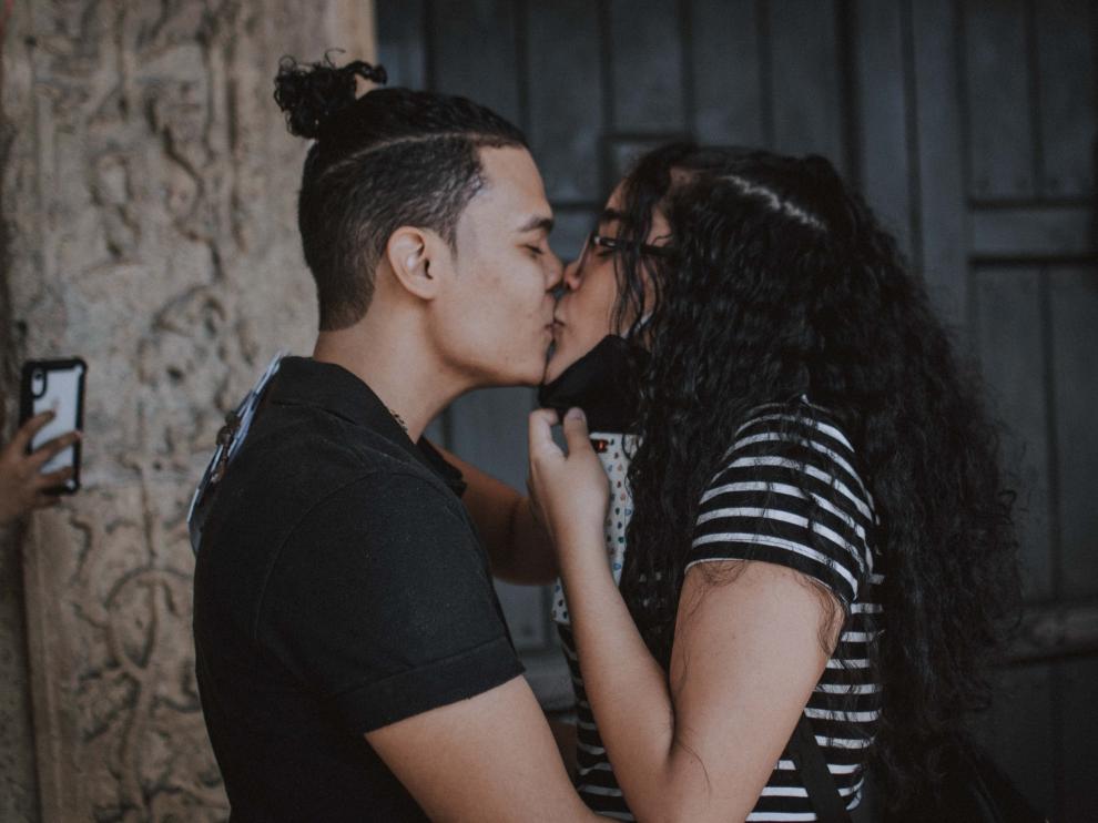 El enamoramiento es la primera etapa de una relación de pareja.