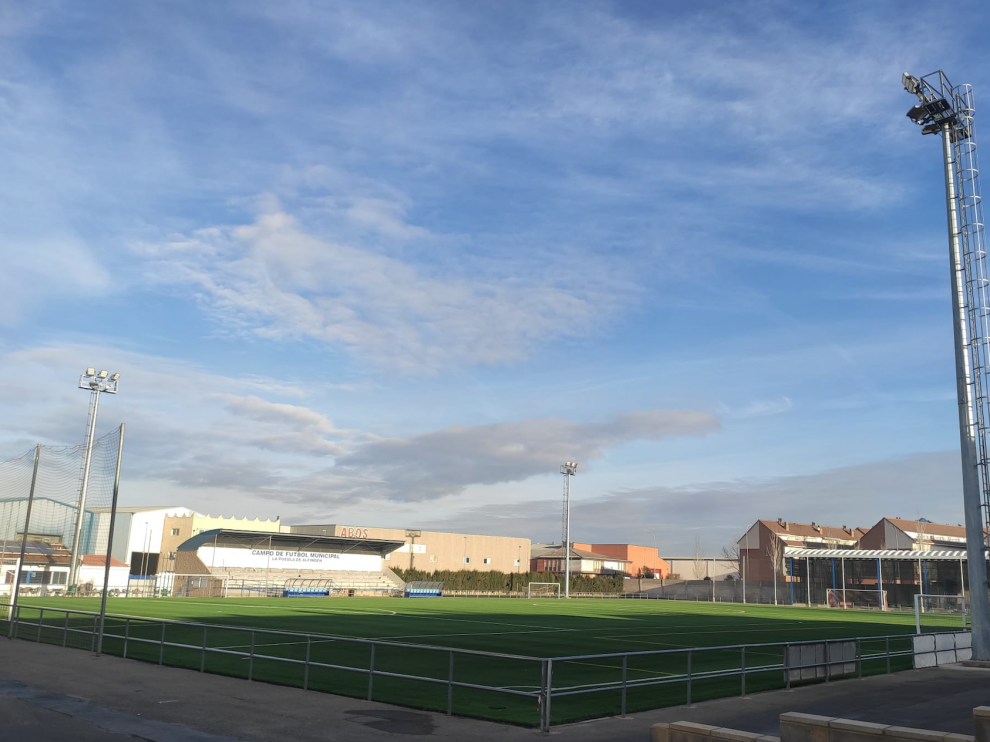 Imagen del ampo de fútbol de La Puebla de Alfindén renovado con césped artificial.