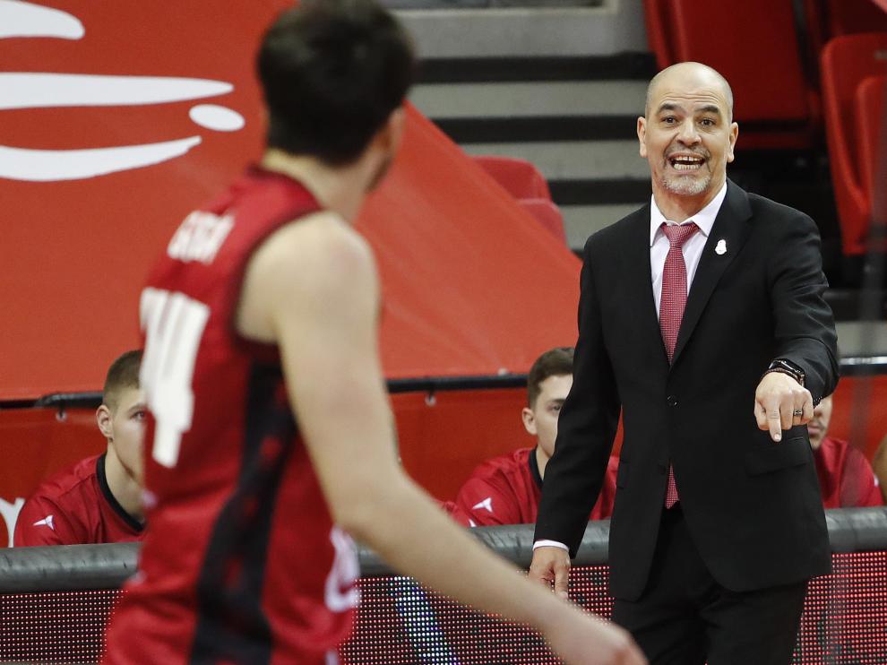 Sergio Hernández, entrenador del Casademont Zaragoza, da instrucciones al canterano Javi García.