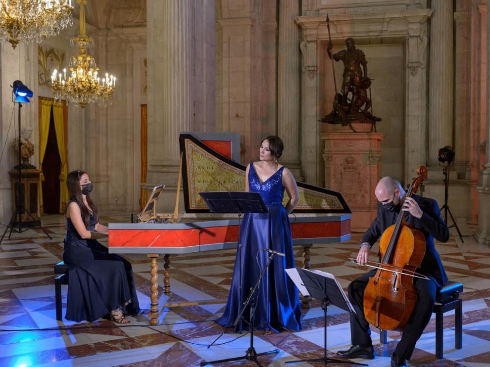 Eva del Campo, María Eugenia Boix y Guillermo Turina, durante el concierto que ofrecieron en el Salón de Columnas del Palacio Real.