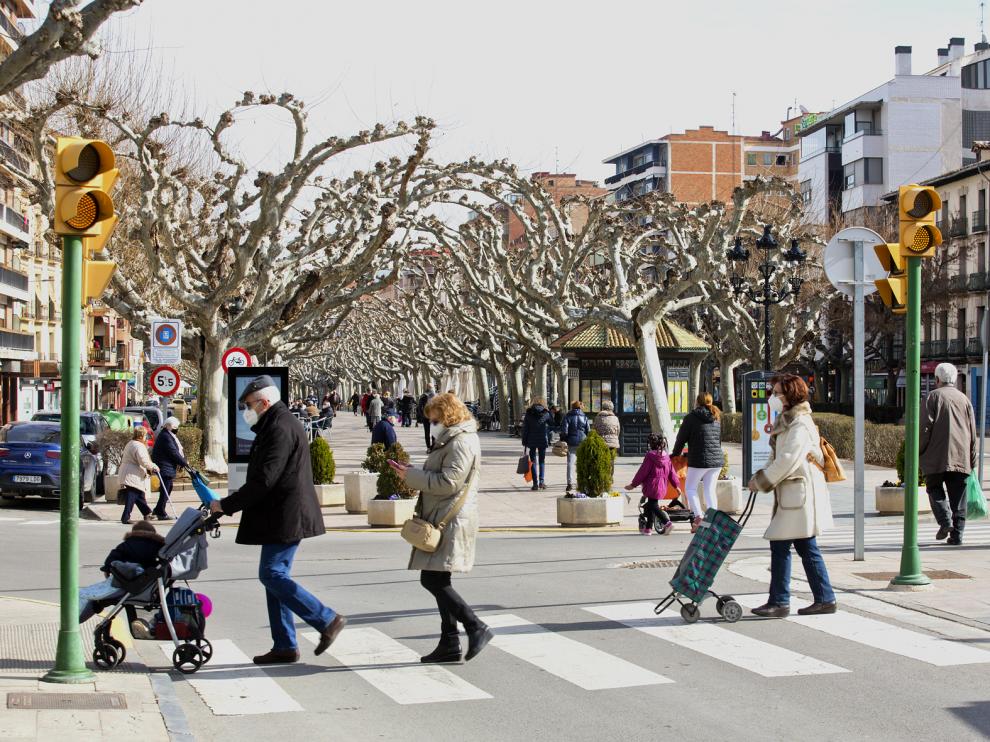 Varios peatones en el centro de Calatayud, este martes.