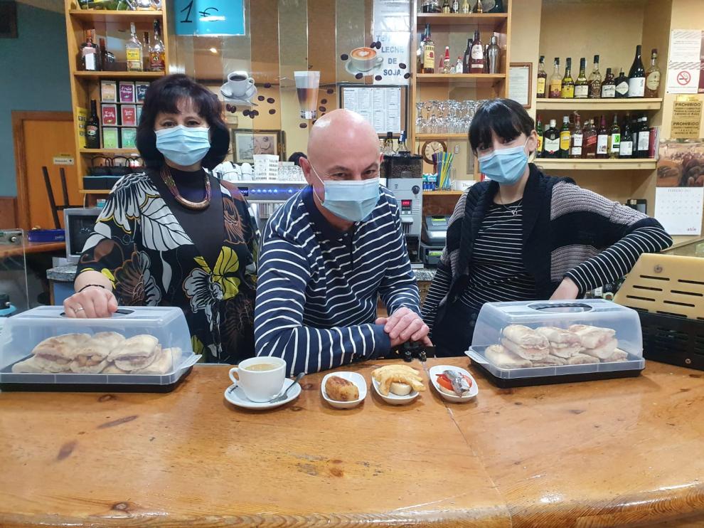 Antonia Galisteo, Alfredo Becana e Ibonne, en el interior del Bar Capitol de Zaragoza