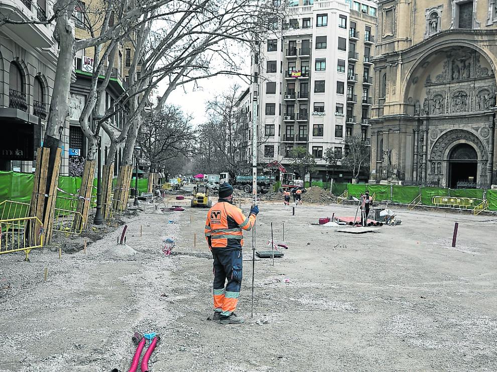 Los operarios ya han completado la eliminación del pavimento de la plaza de Santa Engracia
