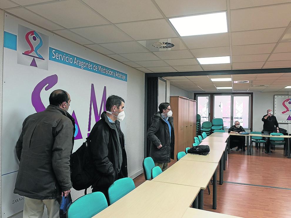 Representantes de Avanza y del comité de empresa, al comienzo de la reunión de ayer.