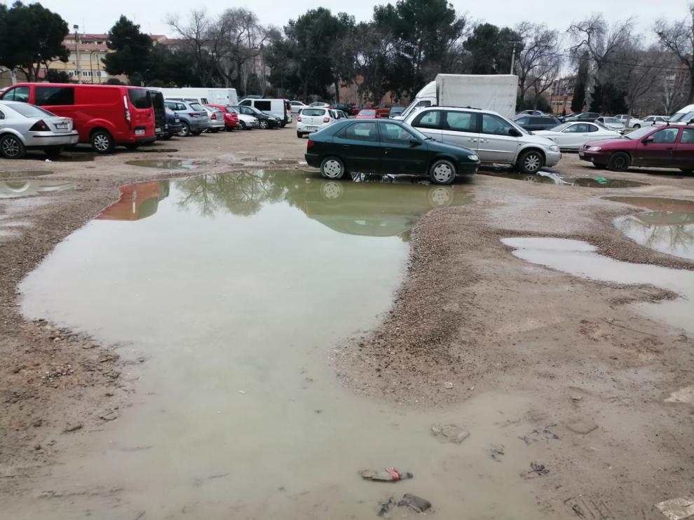 Solar encharcado cuando llueve y otra de un bache