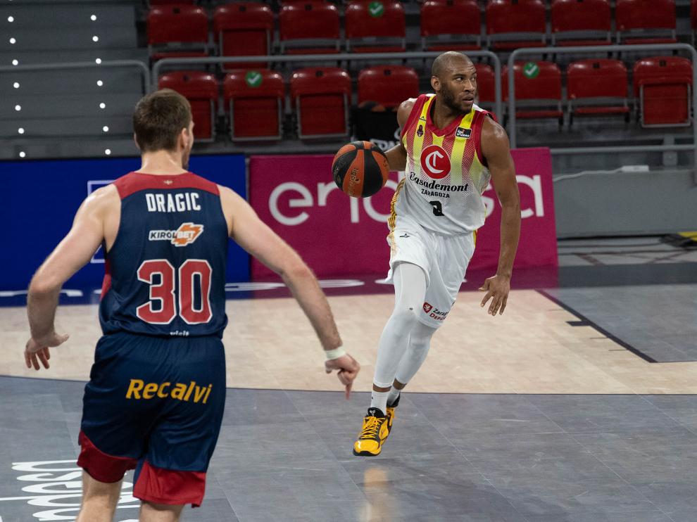 Sulaimon sube el balón en un ataque del Casademont Zaragoza.