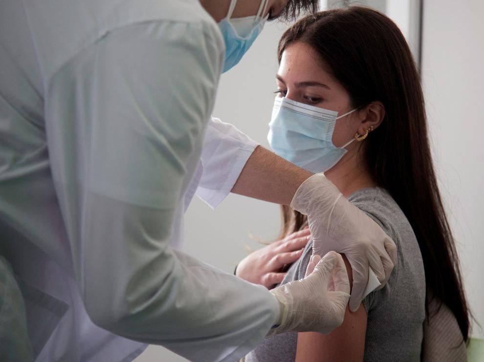 Una estudiante del campus de Huesca vacunándose el pasado martes en el centro de salud de Los Olivos.