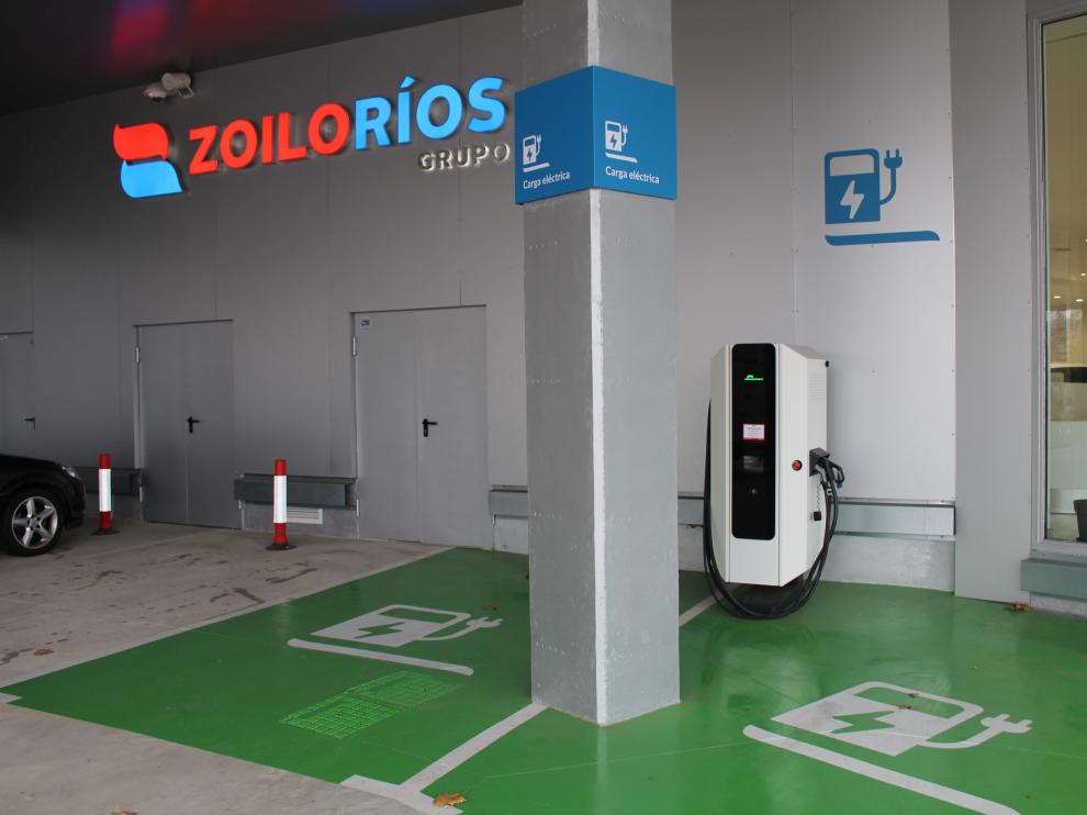 Cargador eléctrico en la nueva estación de servicio Los Ibones.