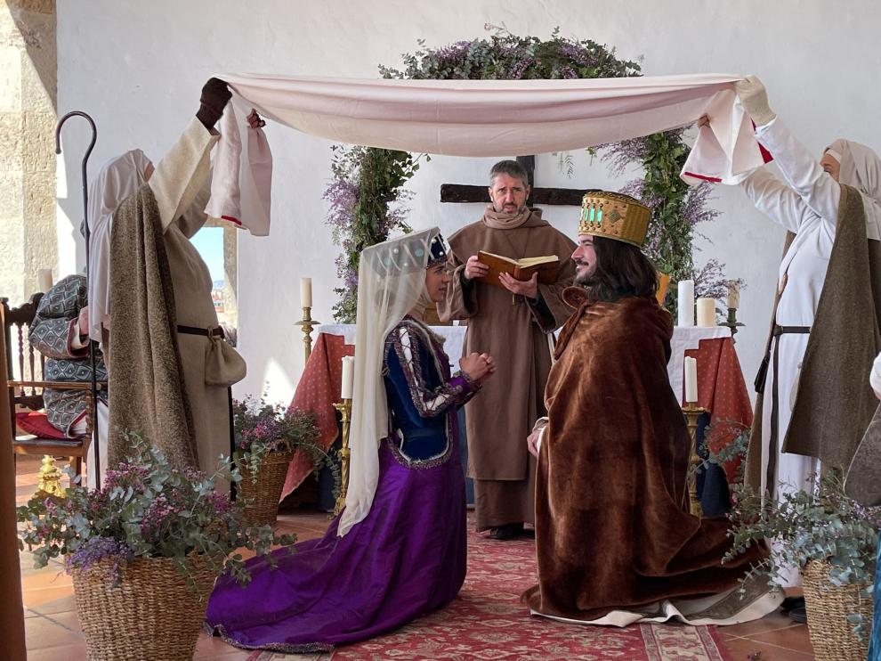 Escena de la boda de Pedro de Azagra e Isabel de Segura que se emitirá este viernes por internet.