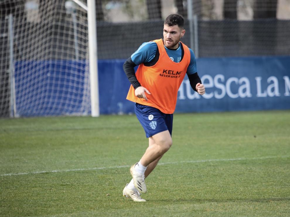 Javi Galán, en pleno entrenamiento con la SD Huesca.