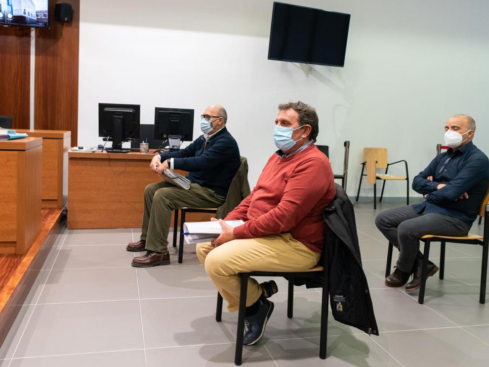 Los acusados en la sala de la Audiencia de Zaragoza donde se celebró el juicio ayer.