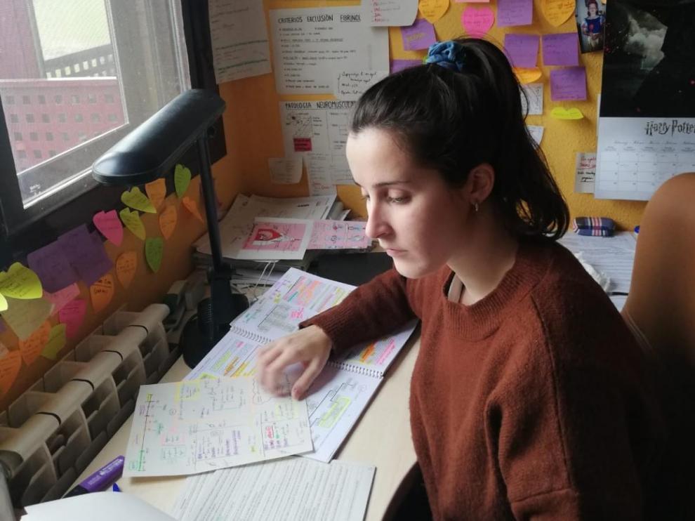 La zaragozana Raquel Páramo Fernández, opositora al MIR 2021, estudiando en su casa.