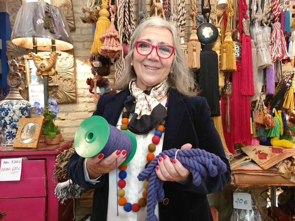 Pamen Tafalla con una de la bobinas de hilo y un cíngulo.