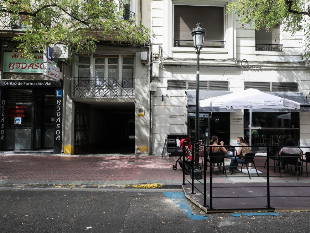 Terraza sobre la calzada en Zaragoza.