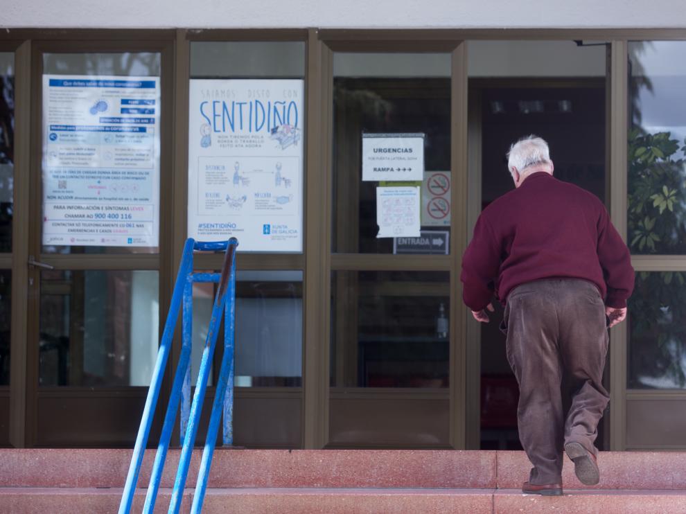 Un hombre entra en un centro de salud en Guitiriz, Lugo.