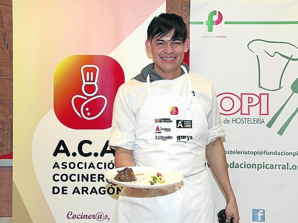 Ariel Munguía, con el plato con el que ganó el concurso
