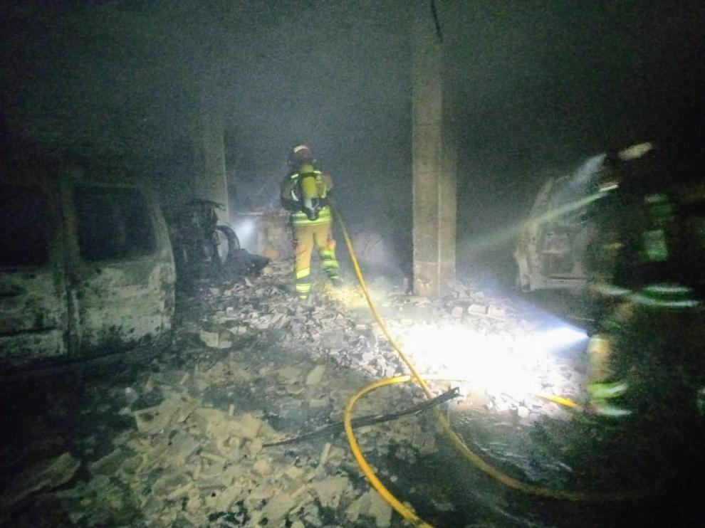 Los bomberos, durante la extinción del incendio en Beceite.