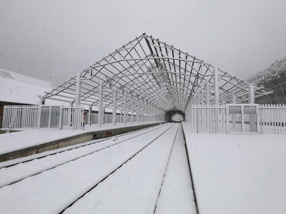 La nueva estación, a salvo de las avalanchas. El estudio de riesgos encargado por la DGA apunta que la terminal, pese a estar en primera línea de la ladera como las parcelas afectadas, se libra de sufrir cualquier problema al no coincidir con los conos de deyeccción de los barrancos.